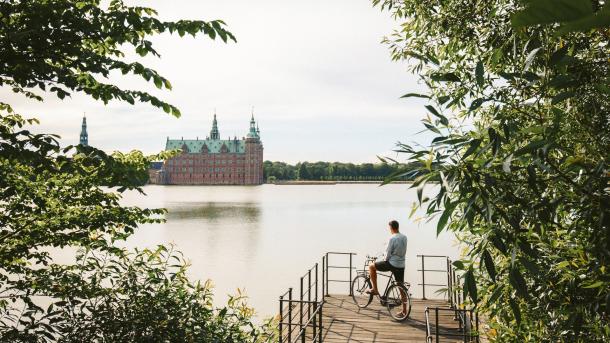 Cyclist in front of Frederiksborg Castle